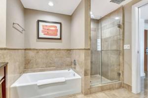 2B Beachfront condo! Pool! Games! 15 mins to PBI!