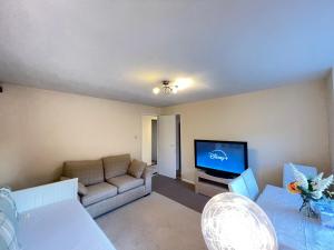 Heathrow to Windsor 2 Bedroom Apartment with Free Parking & WiFi by M4J6 to London and Reading