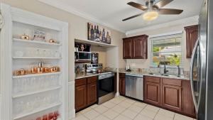 Purple Door Heaven - Heated Pool l BBQ