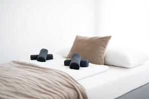 Modern Design Apartment with Balcony & Free Parking - Long Term Stays