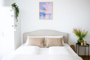 Modern Design Apartment with Balcony & Free Parking - Long Term Stays