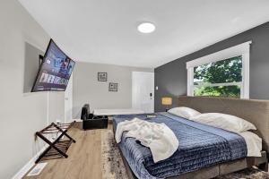 3 mins from Downtown - PS5, King Bed & EV Charger