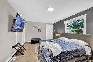 3 mins from Downtown - PS5, King Bed & EV Charger