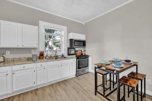 3 mins from Downtown - PS5, King Bed & EV Charger