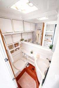 NatureCity Adventure in Camper - also in winter with heating - Ruhe, Garten, Hängematte, Heizung, AirCooler, Kaffeemaschiene, großes Bett, kostenlose Fahrräder, Outdoordusche, 25 min zum Alexanderplatz und Fernsehturm