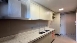 Flat pé na areia com varanda e vista mar