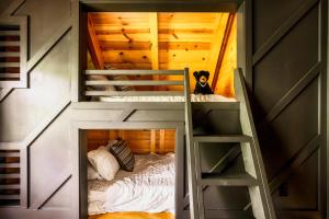 Family Friendly Cabin with 3 King Beds, Outdoor FirePit and Hot Tub! Near Dollywood & Attractions!