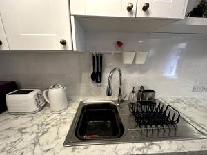 NKN Cosy maisonette Dartford station free parking