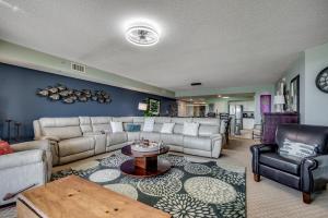 Yacht Club Villas 2-102AB