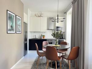 Sauna, Parking, 350MB, 65 HDTV, Games, Dryer