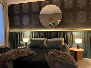 Sauna, Parking, 350MB, 65 HDTV, Games, Dryer