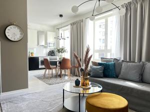 Sauna, Parking, 350MB, 65 HDTV, Games, Dryer