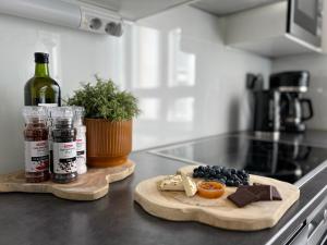 Sauna, Parking, 350MB, 65 HDTV, Games, Dryer