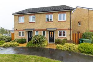 Heathrow House with Parking - Sleeps 5 near M25, Virginia Water, Thorpe Park & Legoland, Mid To Long Term Bookings Welcome