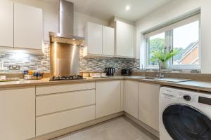 Heathrow House with Parking - Sleeps 5 near M25, Virginia Water, Thorpe Park & Legoland, Mid To Long Term Bookings Welcome
