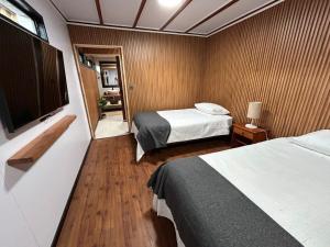 Motherhome 2 personas