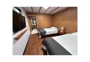 Motherhome 2 personas