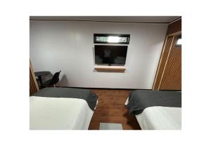 Motherhome 2 personas