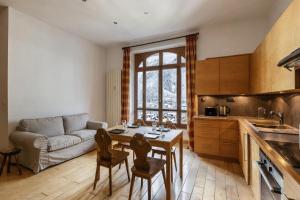 Central Majestic Apartment Near Skiing - Happy Rentals