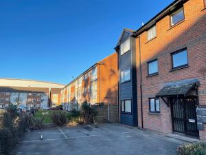 Heathrow to Windsor 2 Bedroom Apartment with Free Parking & WiFi by M4J6 to London and Reading