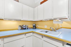 Charming Saugatuck Condo with Private Deck and Grill!