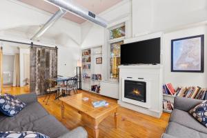 Charming Saugatuck Condo with Private Deck and Grill!