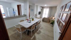 Apto 3 quartos a 120m do mar, completo com vista mar