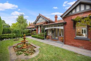 Complete Host Brighton House