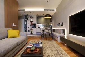 EE Homes - Curated Design & Skyline Views