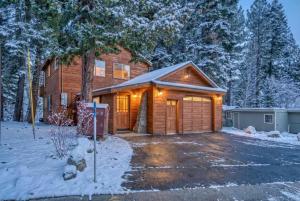 Tahoe City Retreat - Creekside Deck & Hot Tub