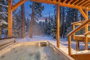 Tahoe City Retreat - Creekside Deck & Hot Tub