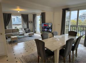 Elegant Apartment - Arc de Triomphe