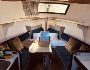 Deolinda Charming Boat Stay at Oriente Marina