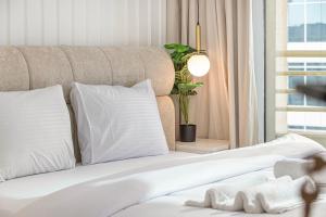 Luxury 3BHK with floating bed in Marina - Man 2506