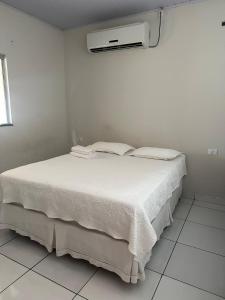 Casa com dois quartos e piscina em mineiros