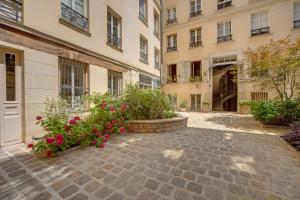 Saint-Germain-des-Prés - Modern-Calm-Bright