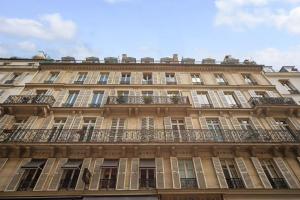 Saint-Germain-des-Prés - Modern-Calm-Bright