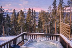 Ullr Haus: Luxurious Mountain Home w Hot Tub Views