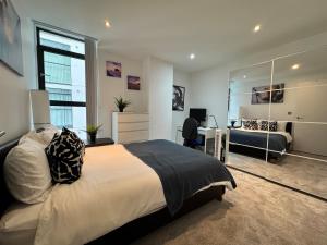 2 Bathrooms City Centre Apartment with Work Area