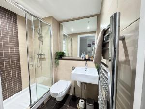 2 Bathrooms City Centre Apartment with Work Area