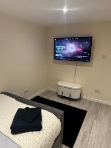 New 2-bed 2-bath detached flat with garden