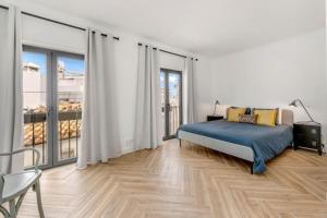 Charming 3 level house in Lagos center great balcony views and near beach