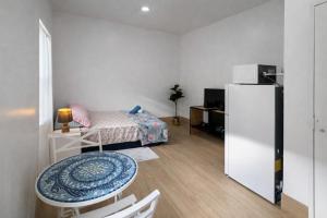 Quiet Studio Retreat attached to big House