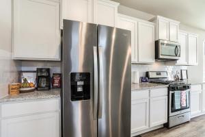5BR 3BA Waterfront Home Near Highway and Area Attractions