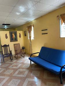 House a 10-minute walk from Porras Park