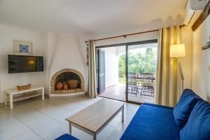 Relaxing 2BD Apt 500m Beach w AC WiFi Pool