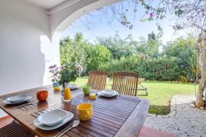 Relaxing 2BD Apt 500m Beach w AC WiFi Pool