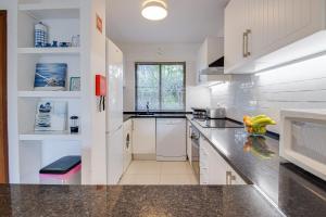 Relaxing 2BD Apt 500m Beach w AC WiFi Pool