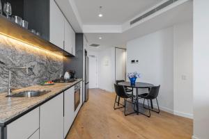 Westside Place Spacious Two-Bedroom City Suite