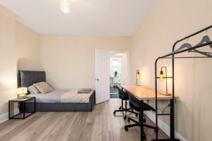 Spacious 6-Bed with Pool Table Desks in every room